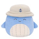 Squishmallows 20 cm - Samir a kék bálna, bézs sapkában