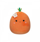 Squishmallows 13 cm - Caroleena,a sárgarépa virág kitűzővel