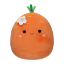 Squishmallows 13 cm - Caroleena,a sárgarépa virág kitűzővel